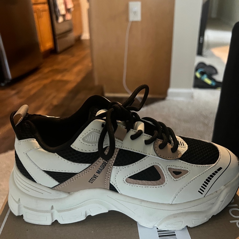 Women’s sneakers